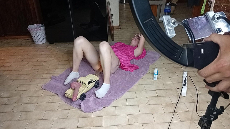 18blondteen: RC auto mit dildofick heiße 19-jährige blonde muschi