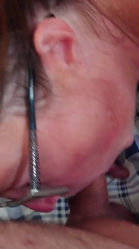 Brzydka milf w okularach wysysających kutasa