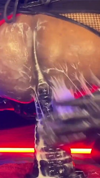 Femboy Bottom Dipsodeep crème le trou du cul avec un gros gode - entraînement anal