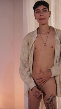 Magro twink magico c sega il suo grosso cazzo e spara un grosso carico di sperma su tutto il suo tatuaggio
