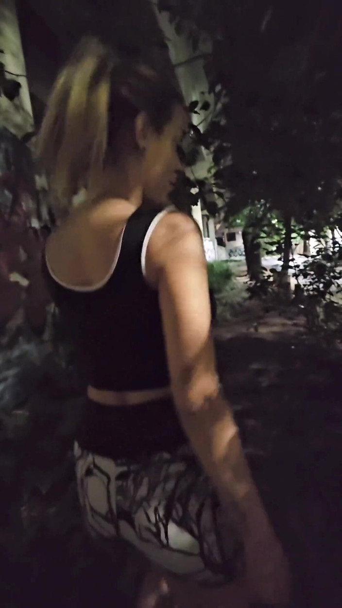 Primiciax: Madrastra Chupa Mi Polla Al Aire Libre