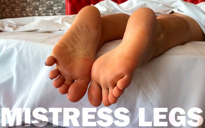 Mistress Legs: POV, chatouillement matinal, déesse des pieds nus sur le lit