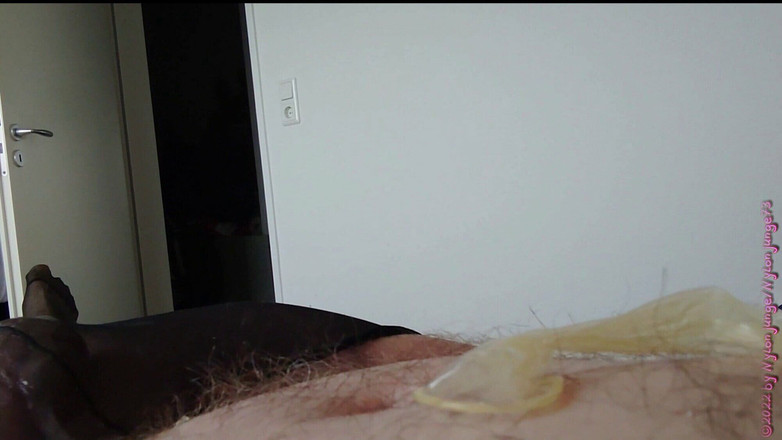 Carmen_Nylonjunge: Distracție cu străini Prezervativ folosit în ciorapi 3