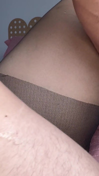 Siyah külotlu çoraplı ve yüksek topuklu sevimli esmer bana külotlu çorap giydiriyor ve anal sikiliyor ve dölleniyor