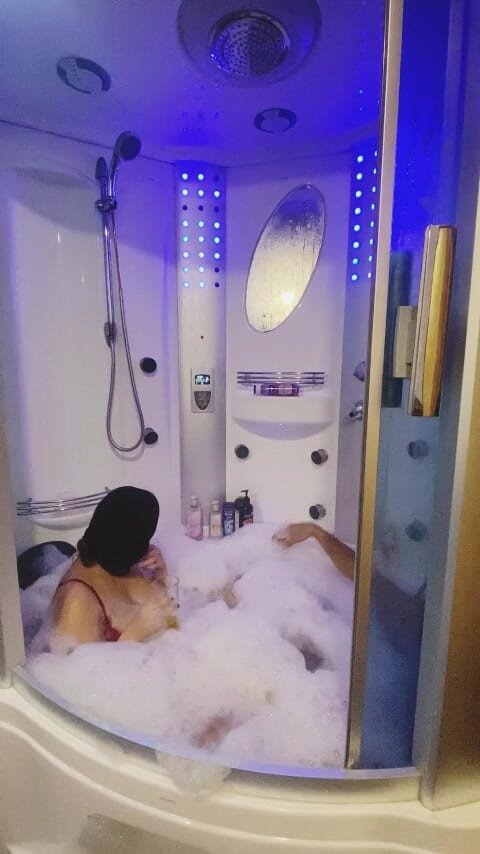 Six my and wife: Развлечение арабки в душе