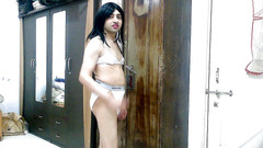 Cute & Nude Crossdresser: Sladký sissy crossdresser femboy sweet lízátko v punčochách a podprsence-kalhotkách.
