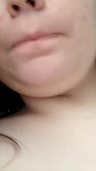 Sexy gigante chupa seus próprios peitos e gemidos