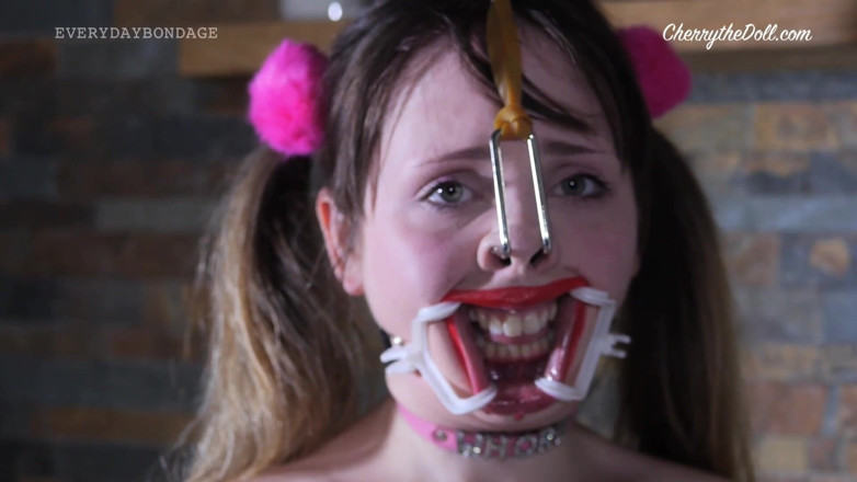 Cherry The Doll: Cewek sange ini lagi asik mandi!