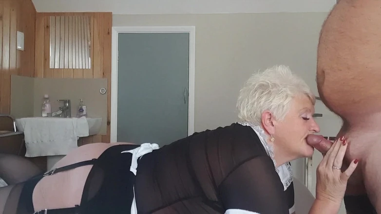 Uk Joolz: Empregada Joolz dando a seu chefe um