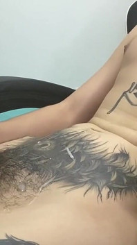 Ściskanie mojego dużego kutasa i orgazm na moim brzuchu