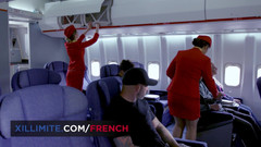 French girls at work: Zatímco cestující na letu odpočívají