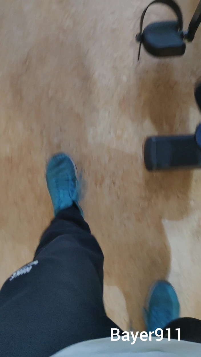 Bayer911: Vit mager pojke riskabelt ryck i gymmet Wc vid öppna dörrar