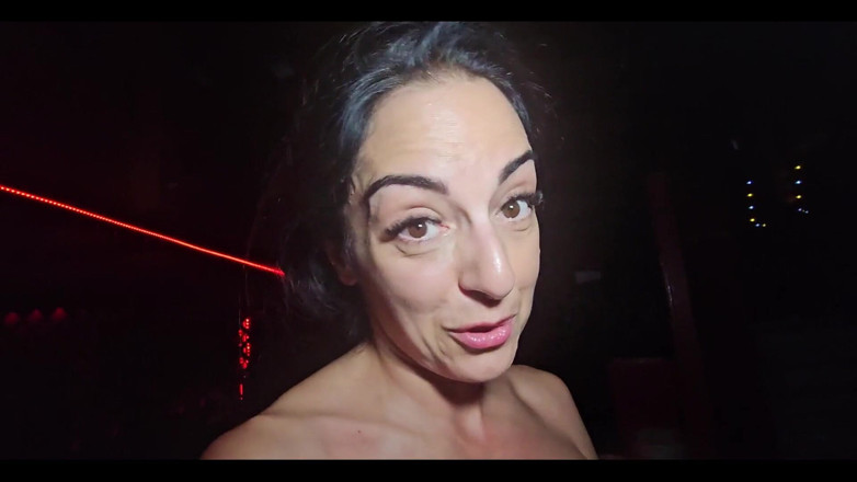 OnlyMayaxxx: Ele me segue e me fode no Clube swinger.