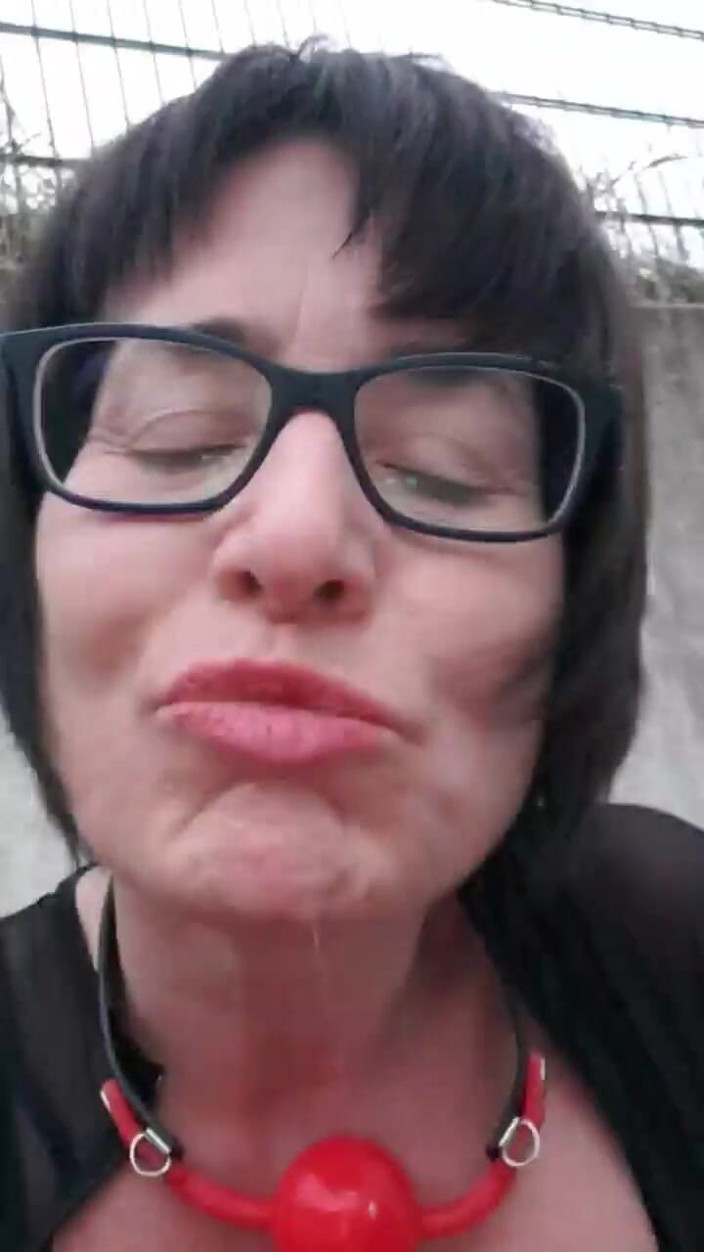 JulieEroticDress: Proud stříkání otroků