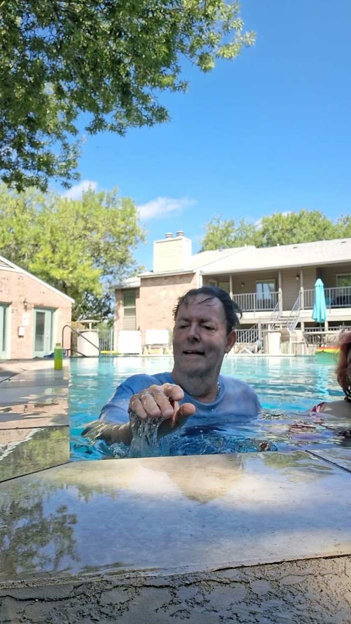 BBW nurse Vicki adventures with friends: BBW Couple Love to Kissing the Pool!
