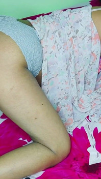 Indiana muçulmana menina em Burkha gosta de noite chuvosa romântica