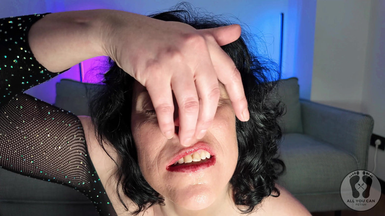 All You Can Fetish: Emma Smile milf toont haar neusfetisj, drukkend op haar neusfetisj