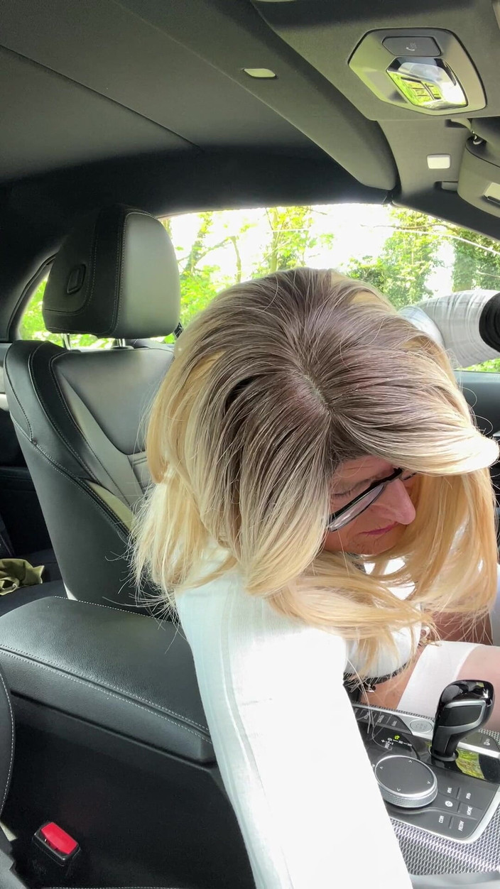 Kellycd2022: Amateur crossdresser Kellycd2022 cabalga en el campo en medias blancas...