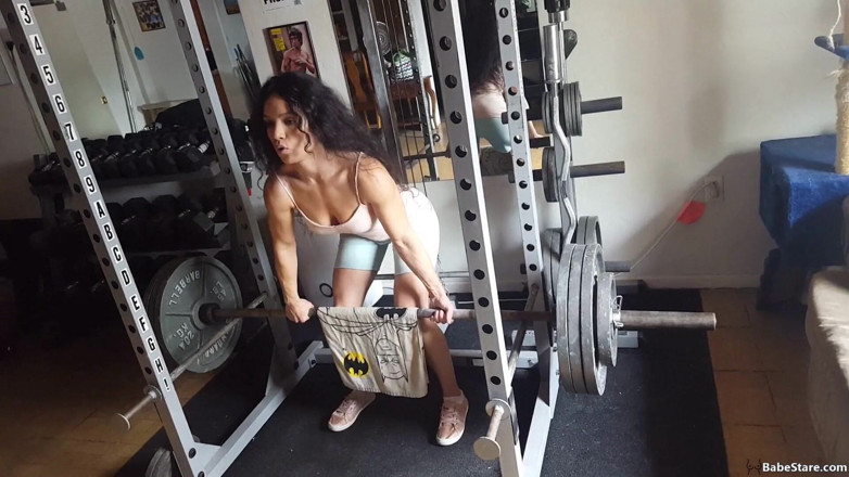 Babe Stare: Tia lifts and shows off her toned and hot body