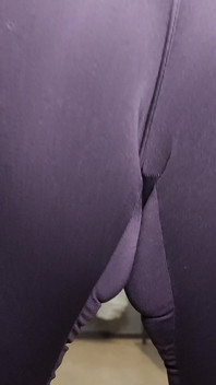 Ho scopato forte la bocca di una miLF rossa nei suoi leggings sportivi e l'ha incastrato nel suo buco stretto