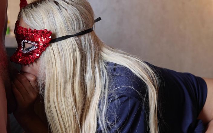 FlirtynDirty: Elena sikiliyor sonra chanel kolyesinde döl siliyor