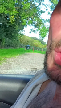 Großer unbeschnittener schwanz, cruising auf dem parkplatz, nahaufnahme von sperma, freund beobachtet und filmt