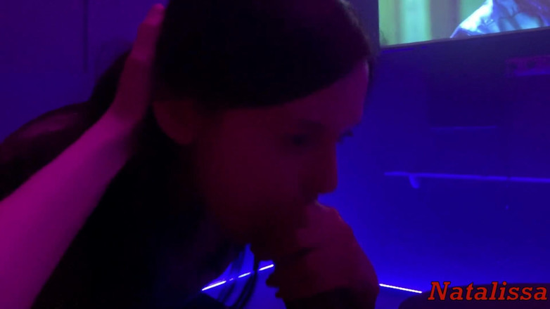 Natalissa: Mamada en primer plano mientras ve la película