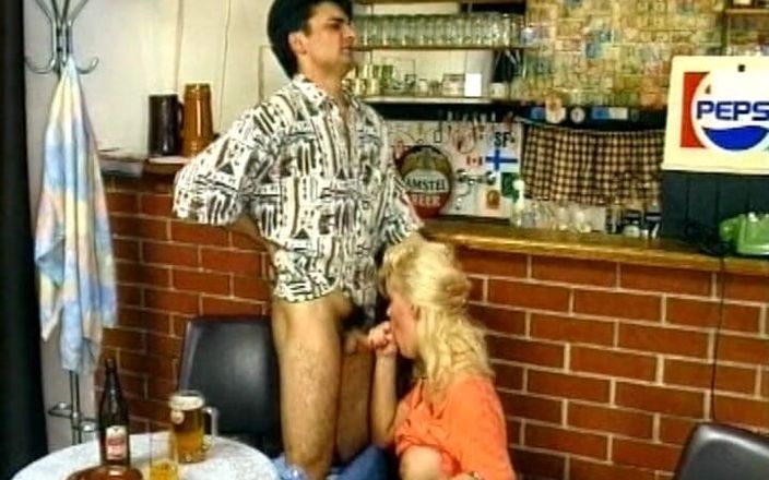 Deutsche Frauen: 彼女のバーでファックされたブロンドのドイツ人ウェイトレス