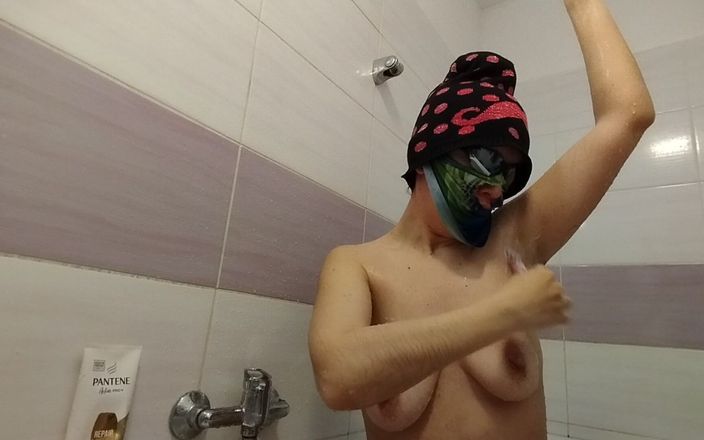 Mirsur: Amatorska żona bierze prysznic, owłosiona cipka, duży tyłek.