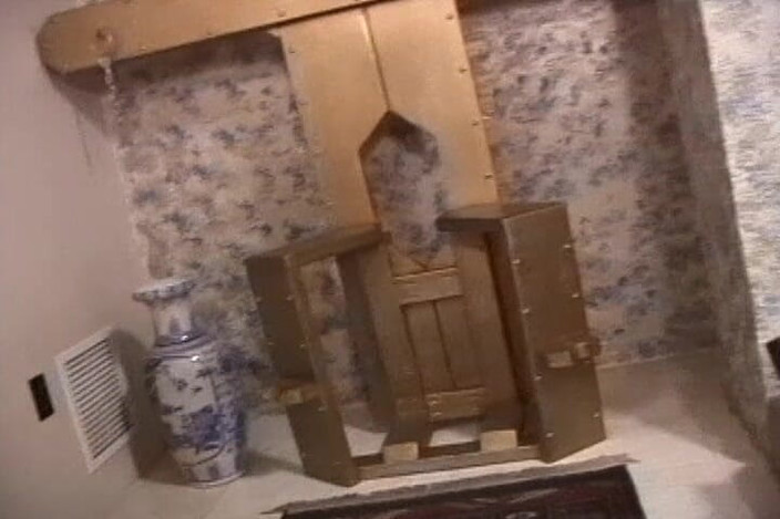 NM fetish femdom videos by Princess Nikki Cruel: Zrzavá děvka dostává prsa do oblečení