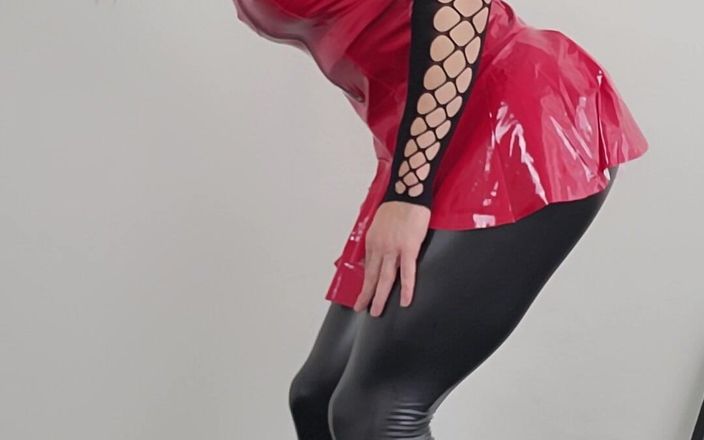 Nicole Nicolette: Соблазнение в красном мини-платье из ПВХ, черных леггинсах и высоких каблуках