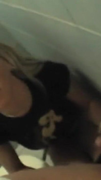Het hete en transgressieve blonde meisje wordt geneukt door een man in de badkamer van de club