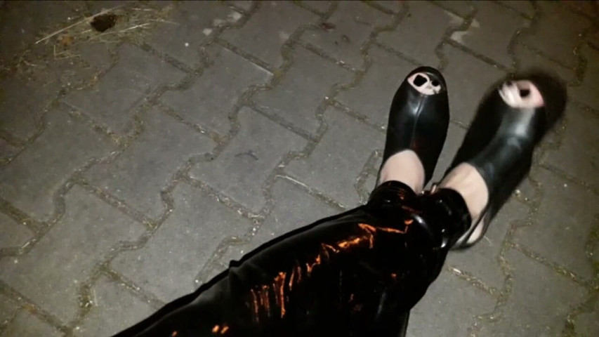 Sexy Crossdresser in Very High Wedges in Public (Heelex)
