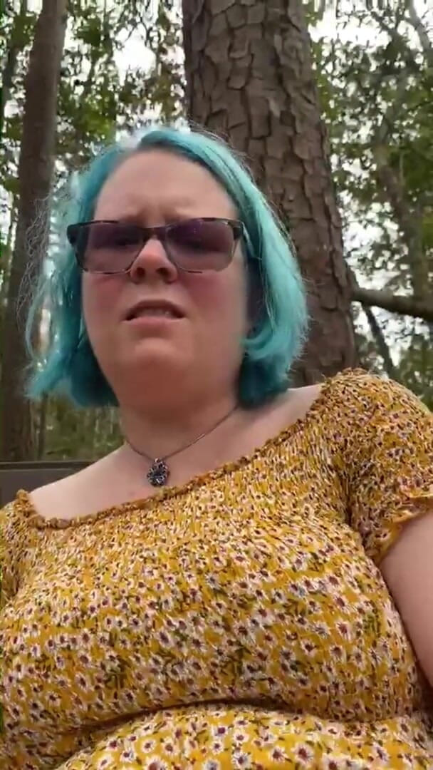 Hot potato girl: Fingrar mig själv i en park