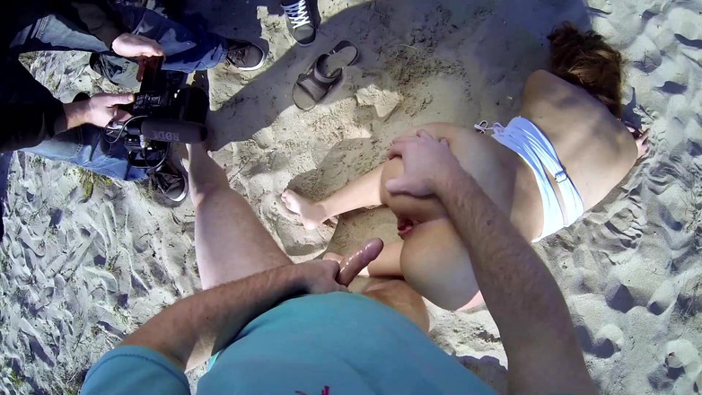 Very hot hardcore: Zlobivá přítelkyně chce, abych ji ošukal při chůzi na pláži