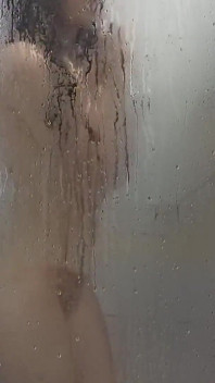Šuká ji ve sprše, lahodný sex s 18letou ženou, zatímco se koupe