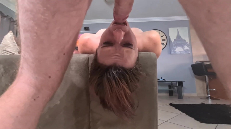 domslutfucker: 小柄な娼婦のための乱れた逆さまフェイスファック