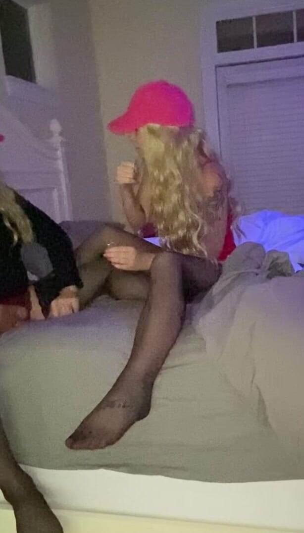 MadisonCD2025: Esposa caliente y travesti en cama en lencería, medias y...