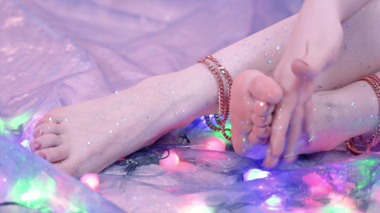 Arya Grander: Fantasi fetish kaki glitter close up perlahan-lahan rileks video kenikmatan...