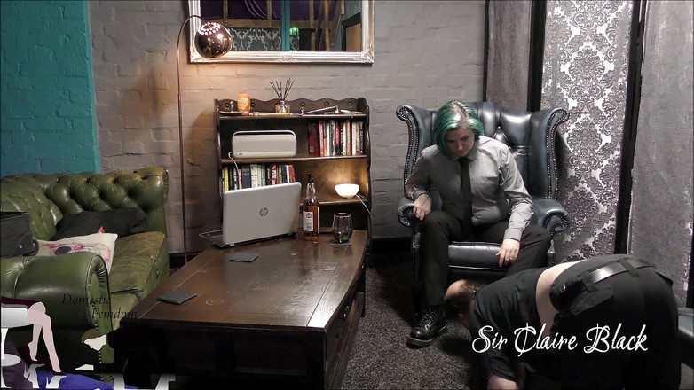 Domestic femdom: Získání práce - firemní bootlicker