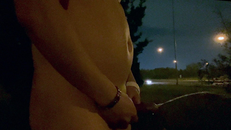 barenakedboy: Piss flex sul ciglio della strada a mezzanotte: dio muscoloso...