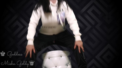 Goddess Misha Goldy: Lasă-mă să-ți arăt cine îți controlează pula! Începe să o masturbeze acum!
