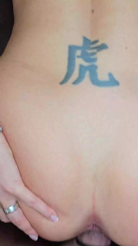 촬영에서 휴식 하는 동안. 화장실에서 자발적으로 따먹기