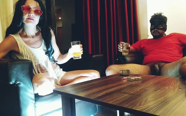 Bolly Karma: Sucia madura cachonda milf le encanta tener una polla negra...
