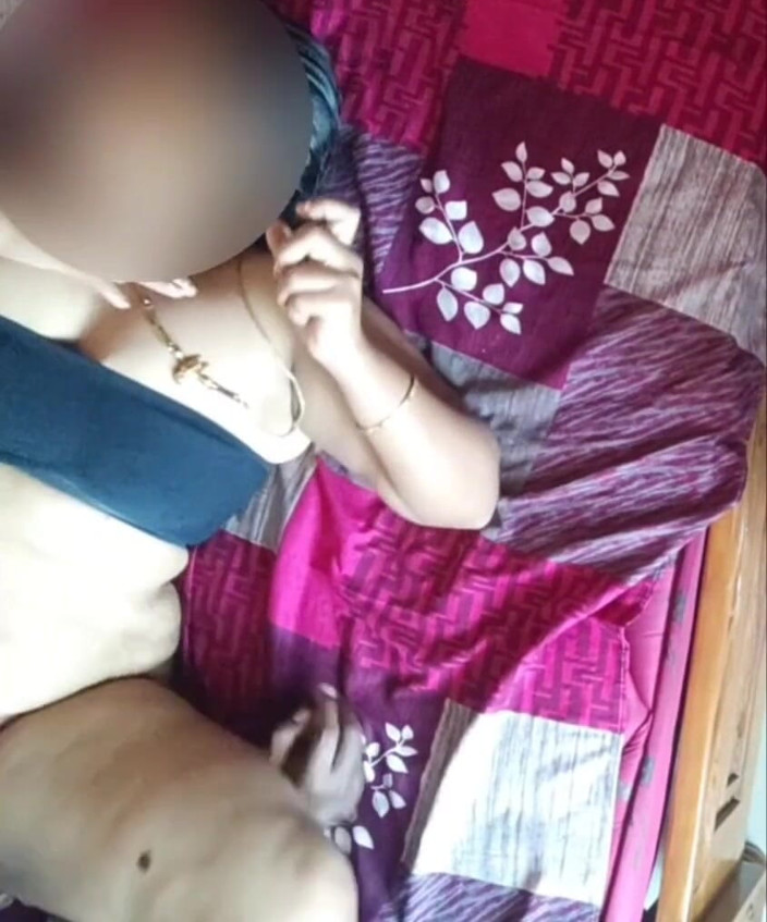 Black & white desicat: Het Mallu moster i svart rör topp stora saftiga bröst...