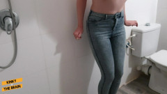 Kinky N the Brain: Disperare cu pișat în blugi strâmți - versiune colorată