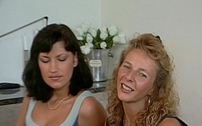 Deutscher hardcore: Hezká německá holka sdílí čůráka se sexy blonďatou MILF