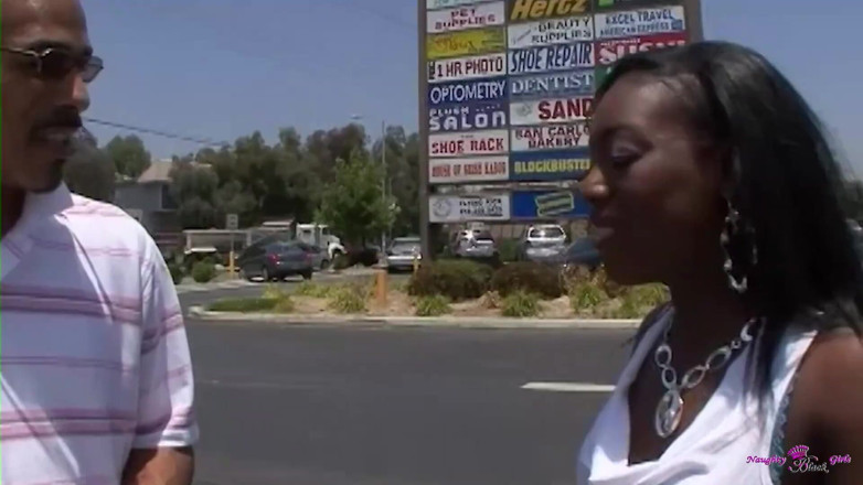 Naughty Black Girls: Ihr arsch hüpfte mit jedem stoß seines massiven schafts in...