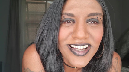 domslutfucker: देसी रंडी खेलते समय गंदी बात कर रही है, अपनी जीभ और मुलायम होंठ प्रदर्शित कर रही है