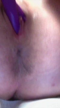 Sexy milf detailní záběr na dildo hrátky se svou novou hračkou